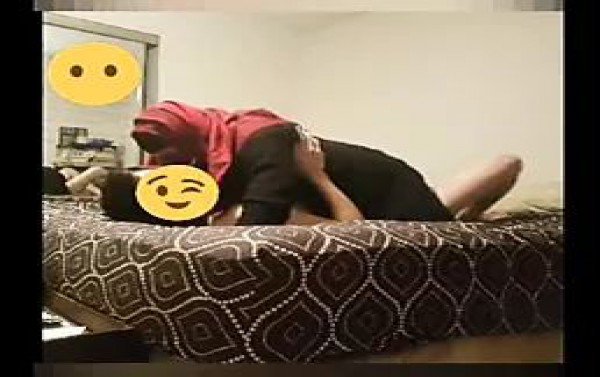 Ibu Muslim yang tidak puas berhubungan seks dengan anak laki-laki kulit putih